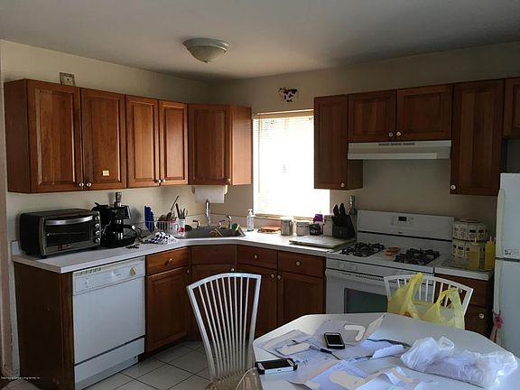 3rd image of 215 Egbert Ave