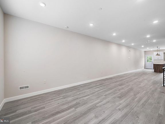 4th image of 1830 E Cumberland St