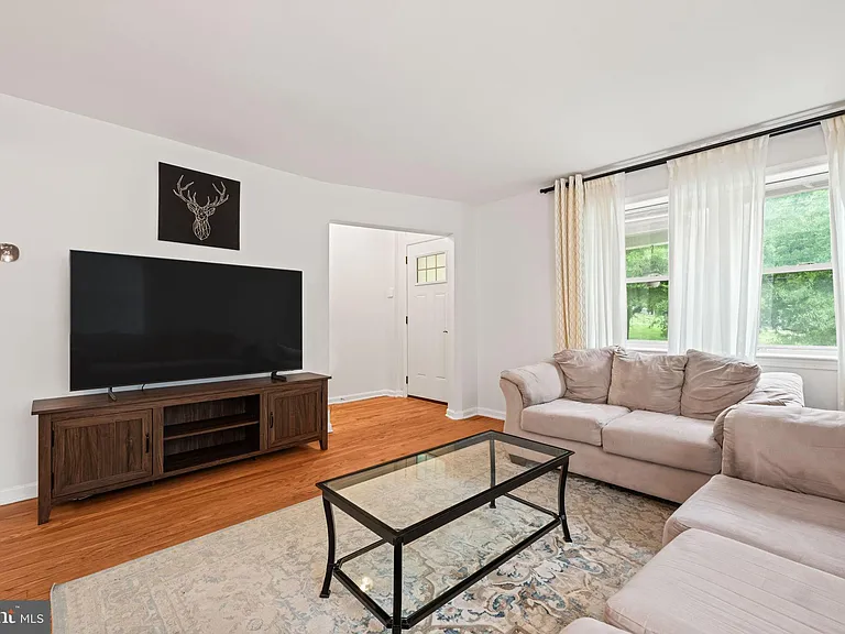 139 Hawaii Ave NE — Photo 3