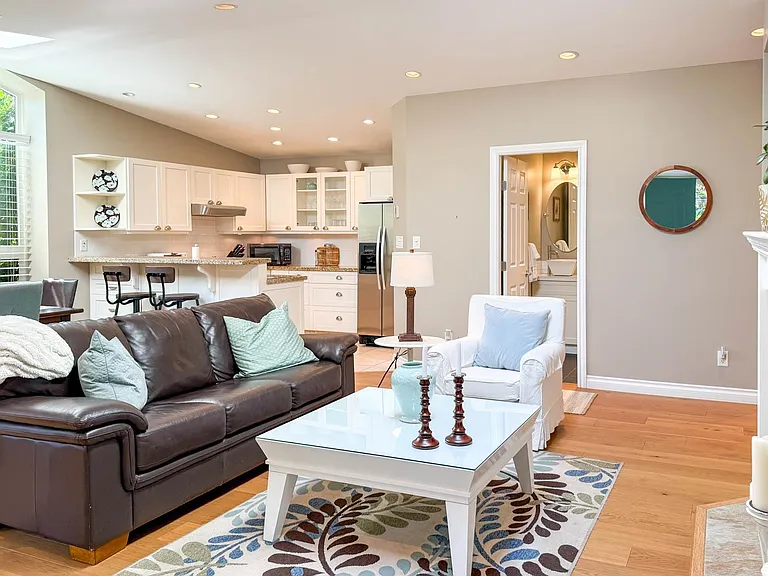 2233 Alden Ln #2233 — Photo 3