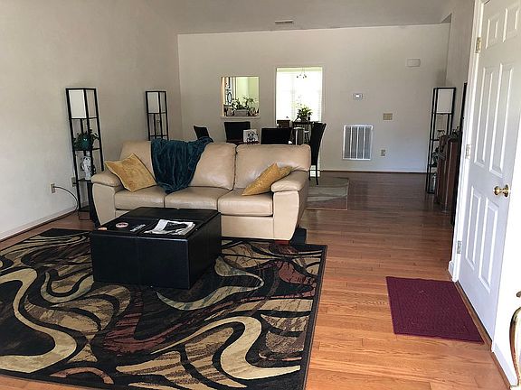4th image of 215 Slate Creek Dr