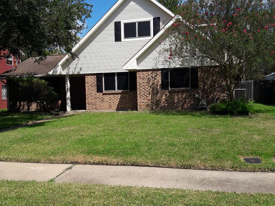 Front of home. Driveway is in the back, making it a very quiet street.