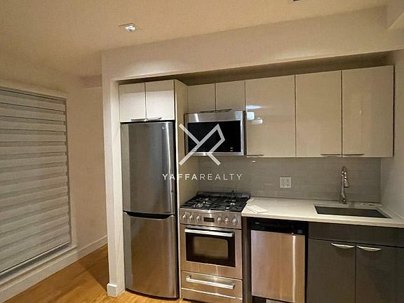 3rd image of 39 E 21st St #4B