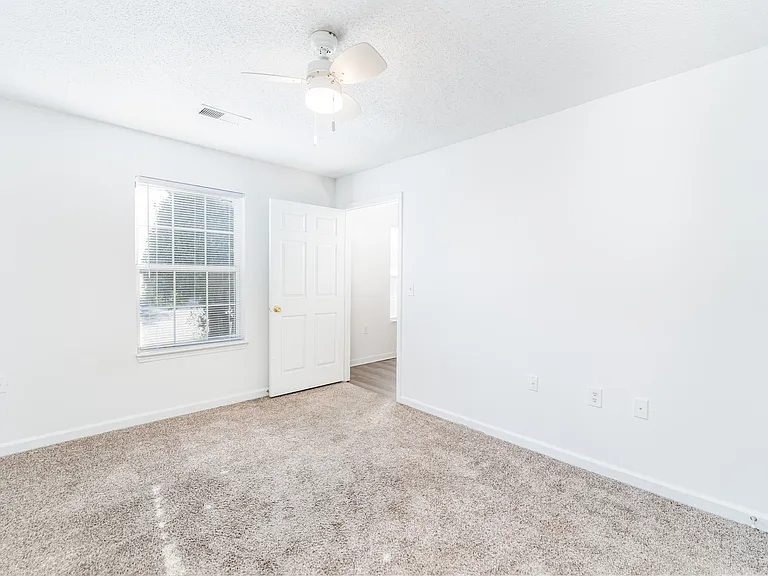 Reynolds Place Apartments — Photo 20