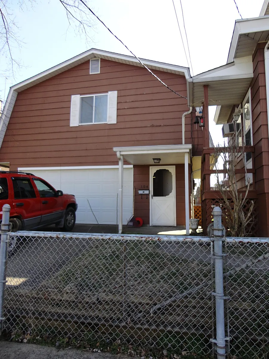 Building Photo - 104 Vine St