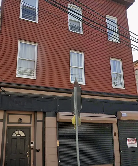 682 Summit Ave — Photo 1