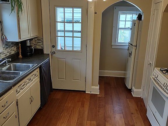 3rd image of 27 Coles St