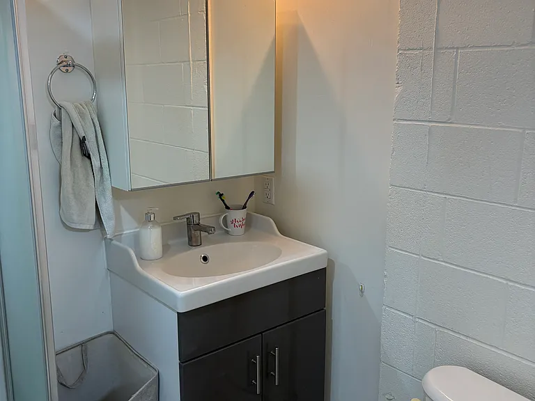 570 King St W #3 — Photo 7