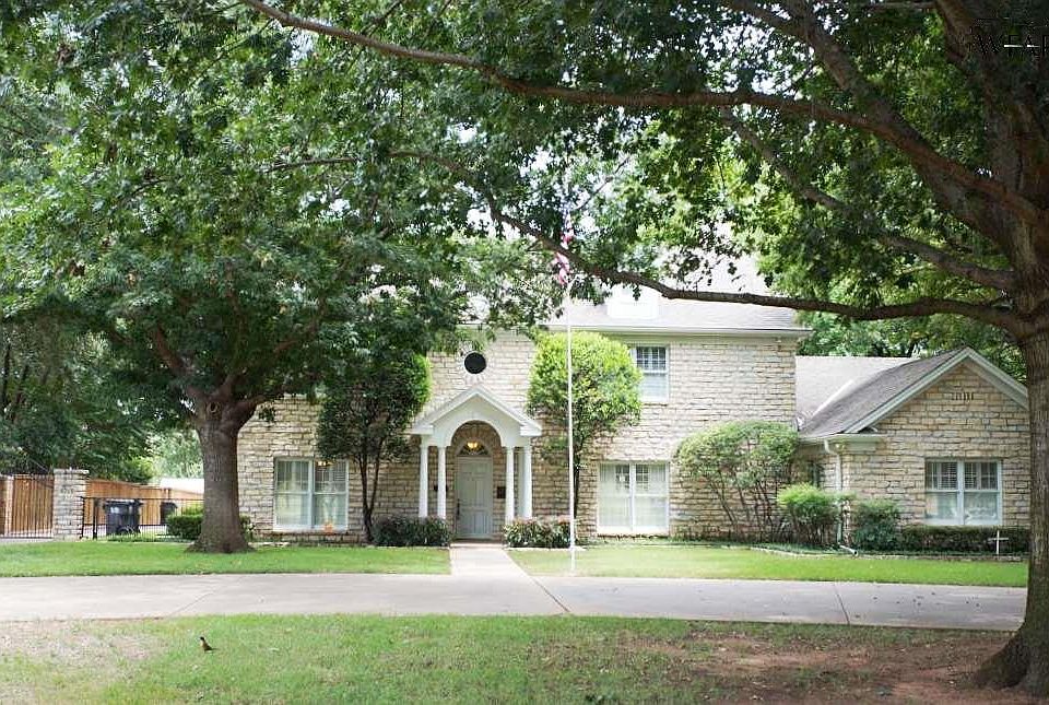 1st image of 4215 Lake Park Dr