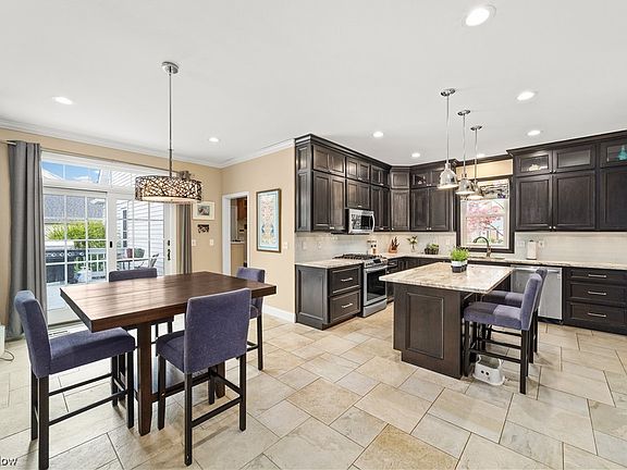 4th image of 576 Arborside Ln