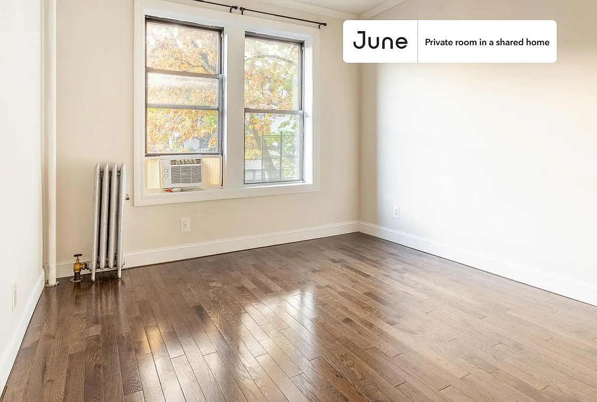 Queen bedroom in 4 bed/1 bath home in Astoria #1609 A — Photo 4