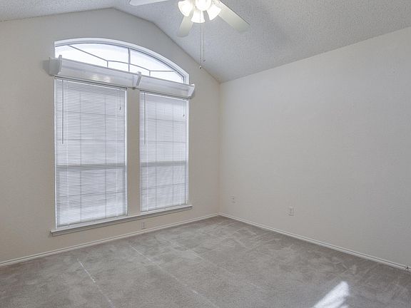5th image of 402 Dakota Dr
