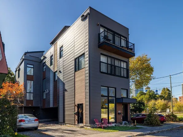 206 A Manchester Ave #B, Ottawa, ON K1Y 1Y9
