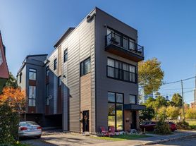 206 A Manchester Ave, Ottawa, ON