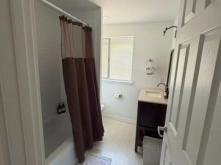 Upstairs full bath with shower and tub