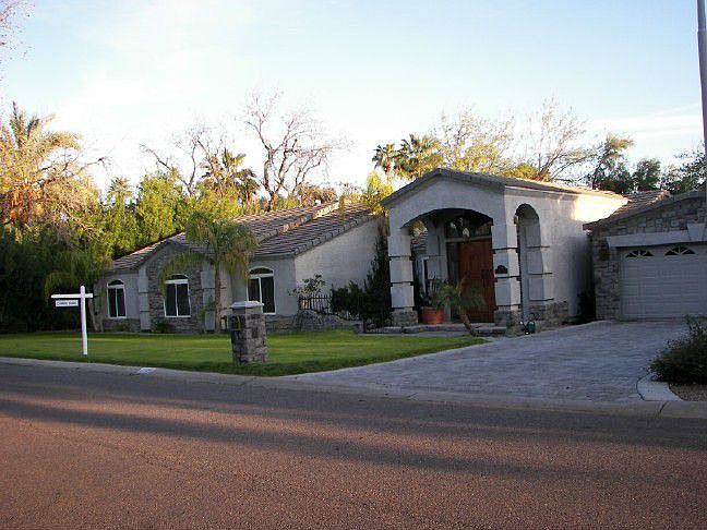 Driveway w/Pavers