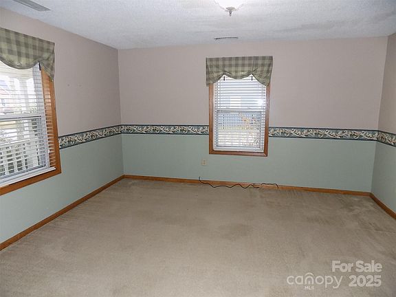 2nd image of 812 E Catawba St