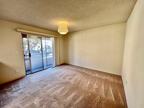 5th image of 33 E Court Ln