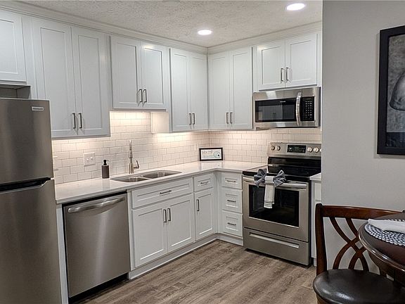 5th image of 210 N Ross St APT F