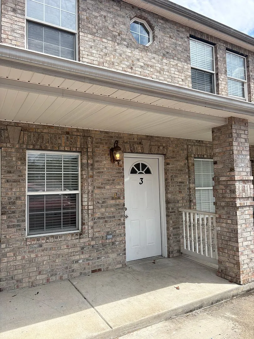 Convenient/quiet location, off street parking — Photo 1