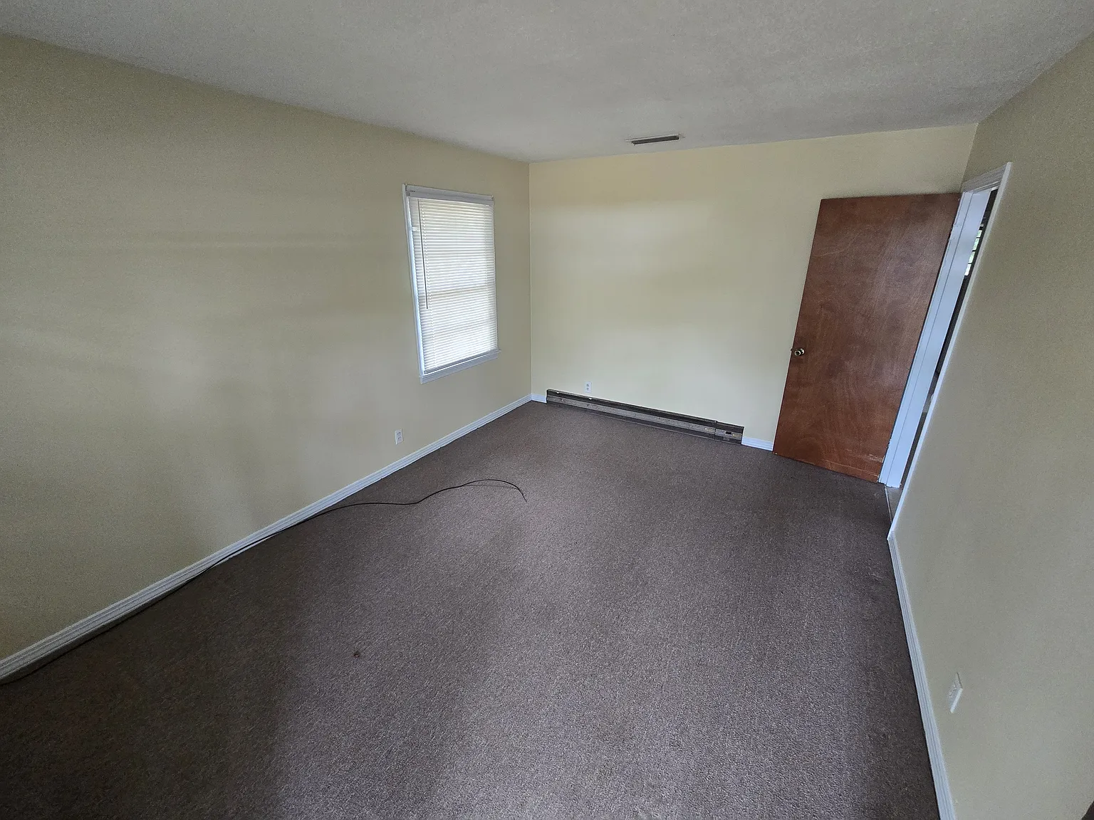 3 bed, 936 sqft, $895 — Photo 2