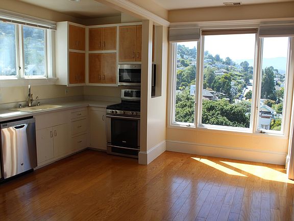 3rd image of 221 San Carlos Ave