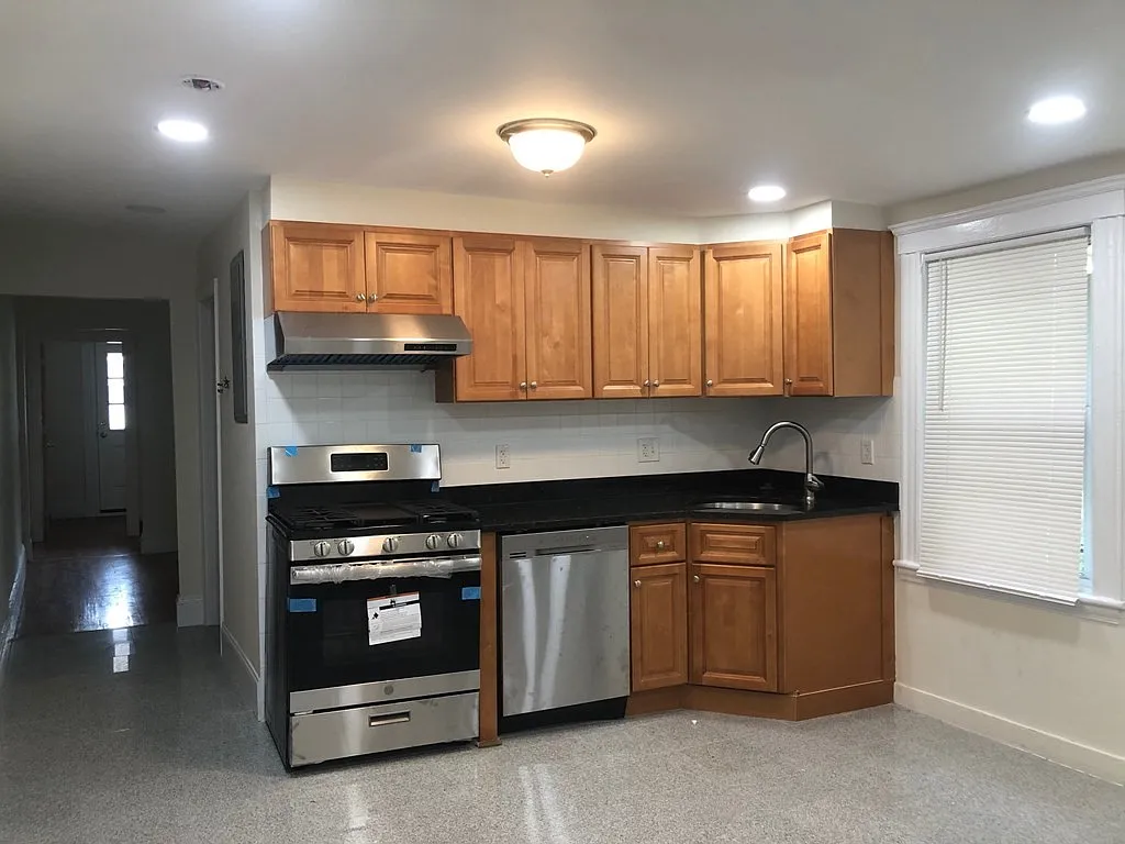4 bed, 1100 sqft, $5,500 — Photo 3