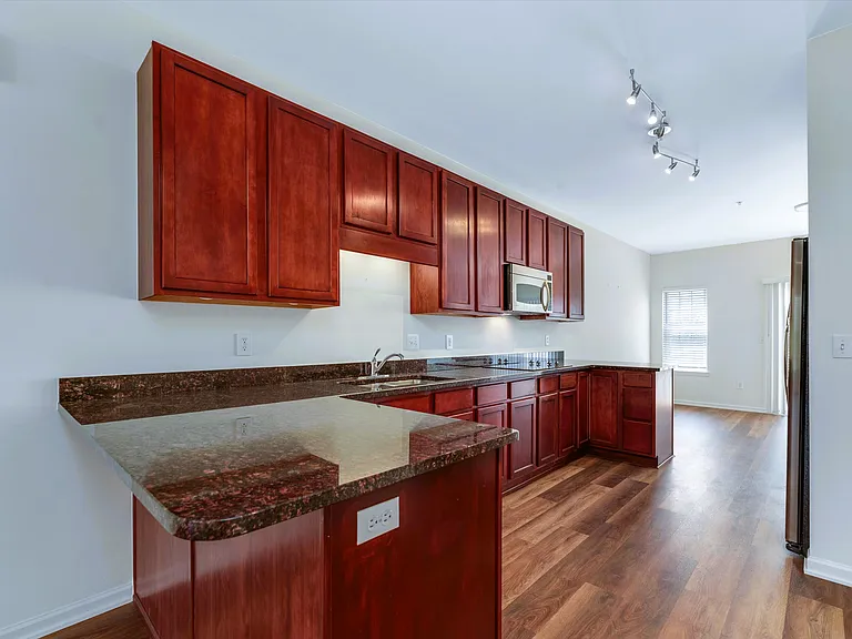 548 Graten St — Photo 7