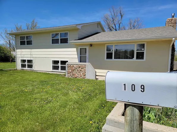 109 8th St E, Lemmon, SD 57638