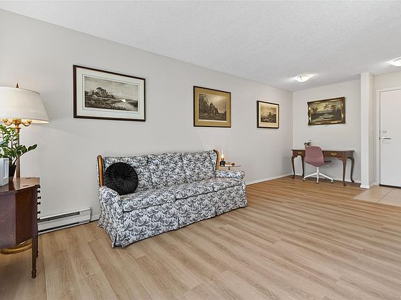 4th image of 698 Aspen Rd #102C