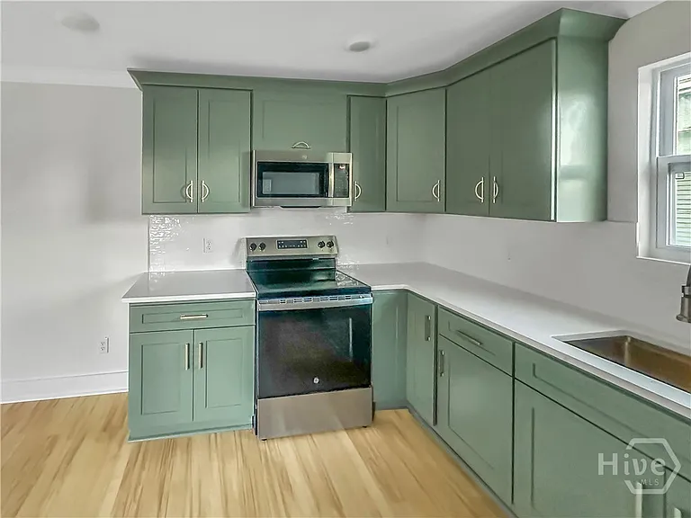 316 W 40th St #D — Photo 7