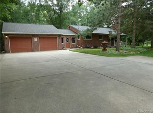 5700 Crooked Lake Rd, Howell, MI 48843