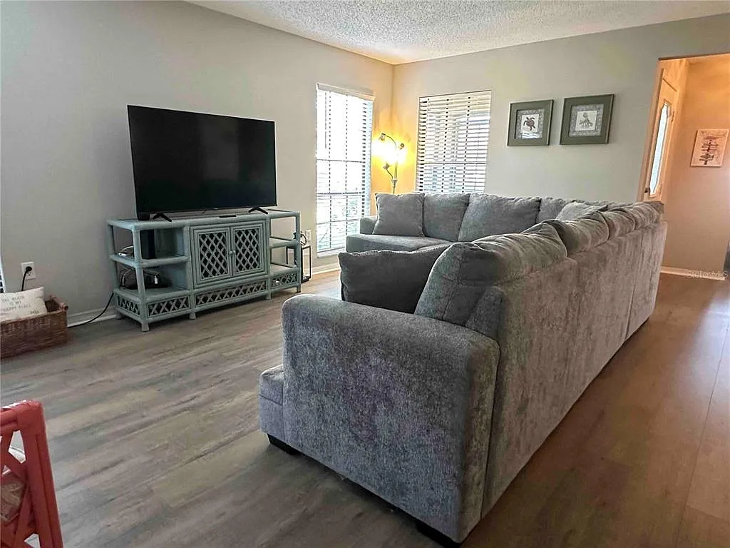 2 bed, 2.0 bath, 1865 sqft, $3,700 — Photo 4
