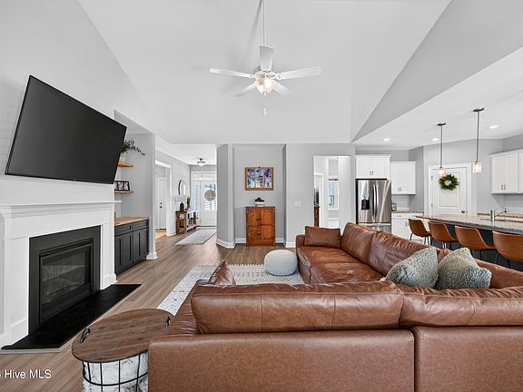 3rd image of 262 Weatherbee West Way