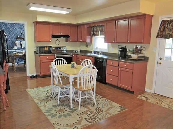5th image of 17 Woodstock Dr