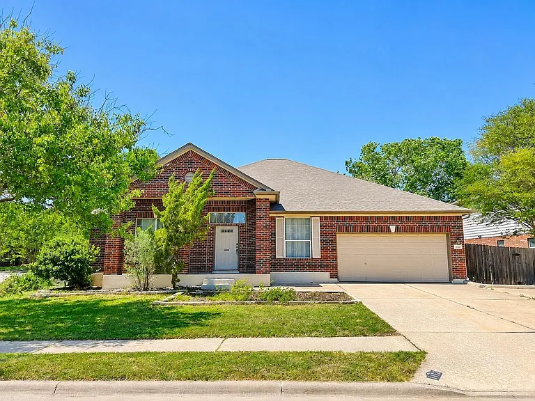 1112 Vanderbilt Cir — Photo 2