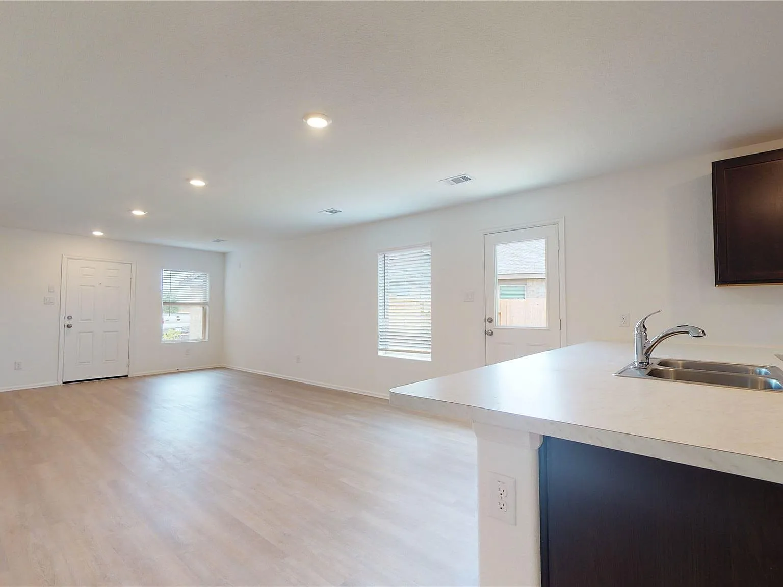 3 bed, 2.0 bath, 1350 sqft, $1,796 — Photo 4
