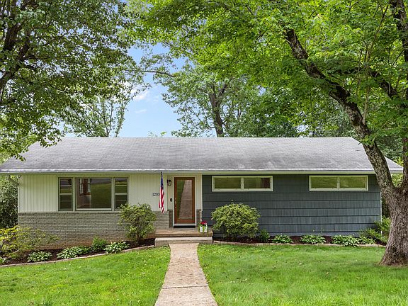 3rd image of 1203 Clermont Dr