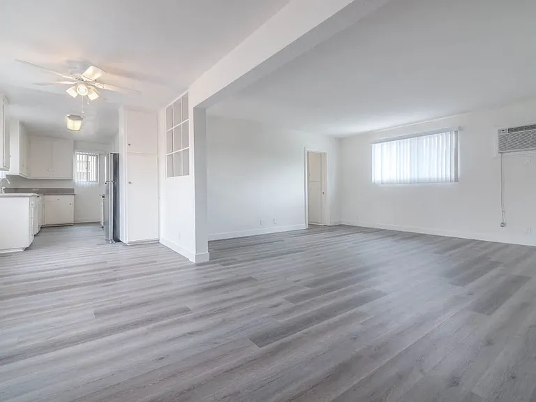 4854-4860 Hazeltine Apartments — Photo 9