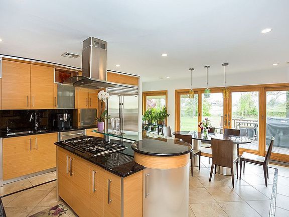 4th image of 1045 Seawane Dr