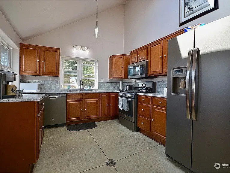 1001 N Montesano St — Photo 7