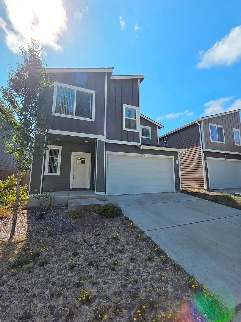 Five Bedroom For Rent In West Hills! Fenced Yard, Laminate Flooring, Pets Okay! — Photo 3