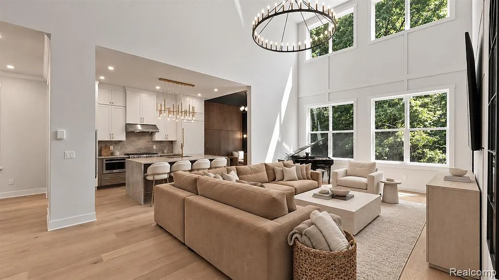4 bed, 3.0 bath, 4735 sqft, $6,500 — Photo 4