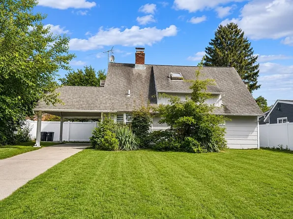 98 Page Ln, Westbury, NY 11590