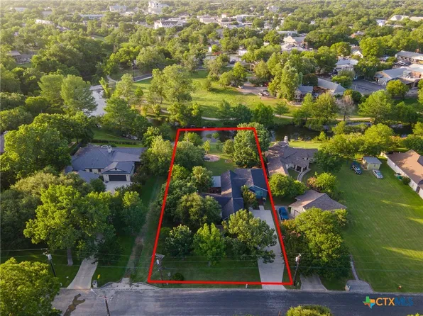 136 W Evergreen St, Boerne, TX 78006