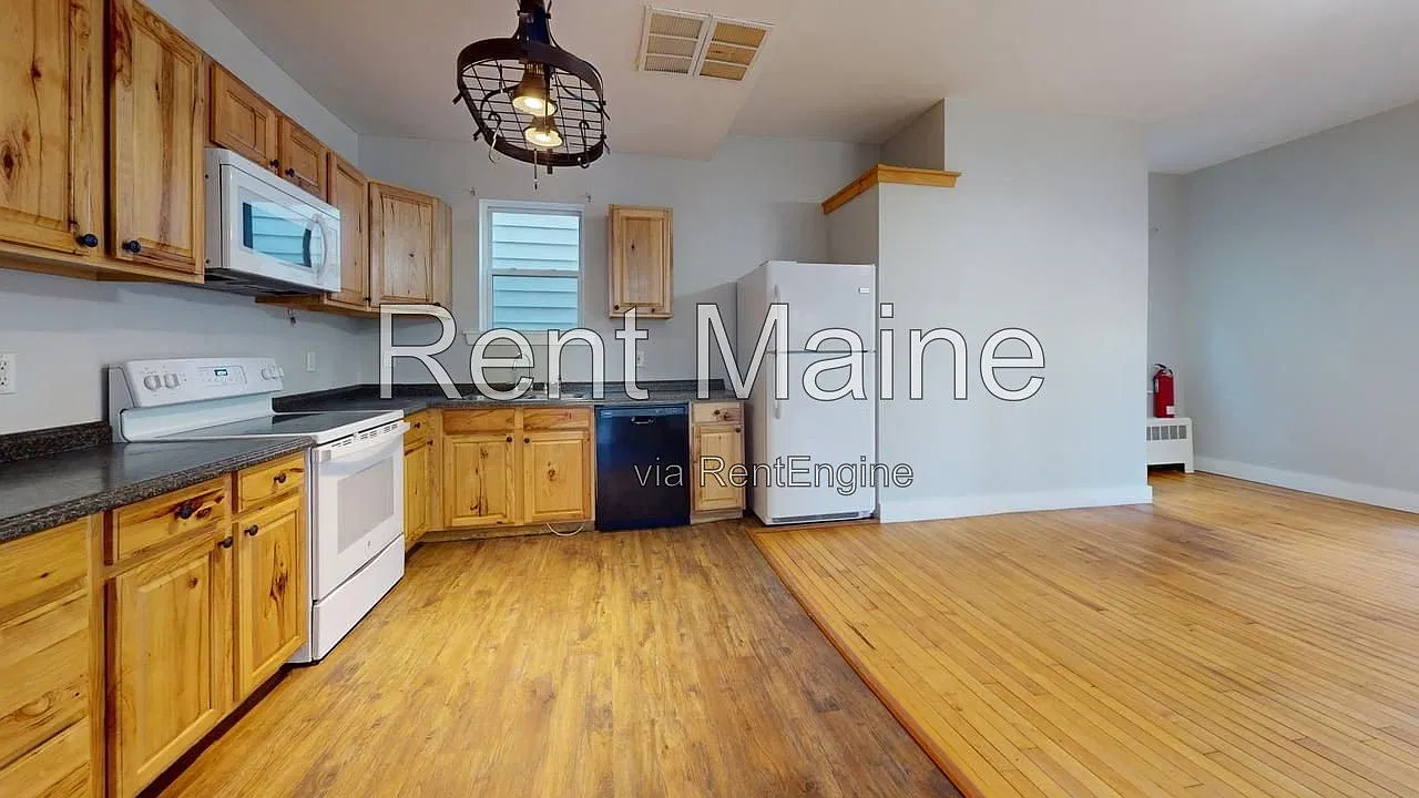 3 bed, 1.5 bath, 2020 sqft, $2,000 — Photo 2