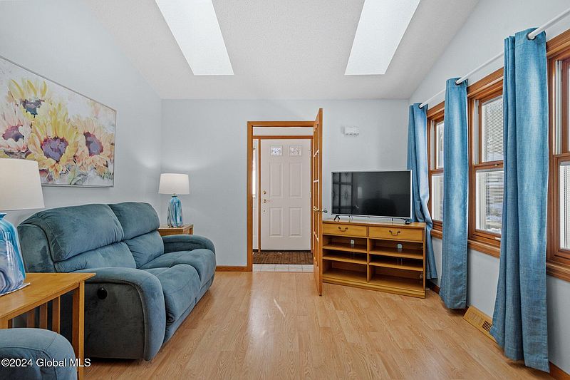 4th image of 17 Woodside Drive
