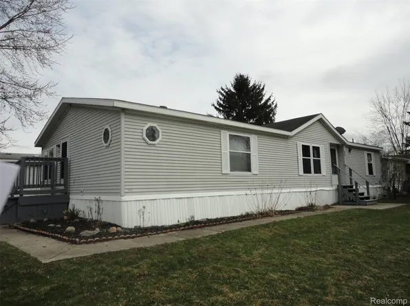 326 Holly Ln, Belleville, MI 48111