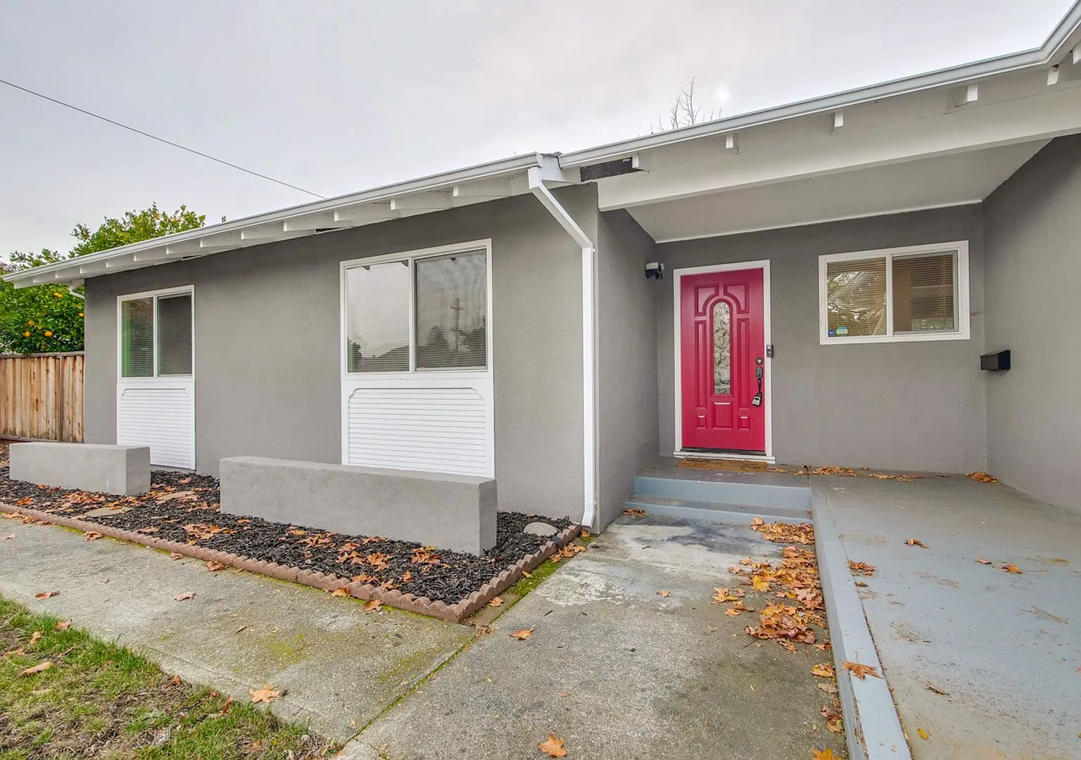 Excellent 4 bed 2 Bath Home! — Photo 2