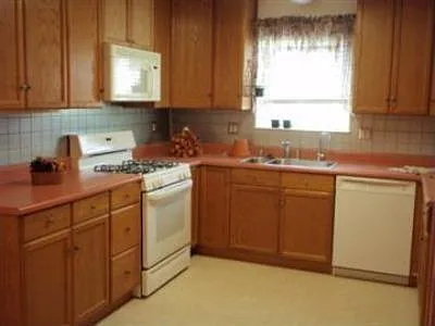 Kitchen w/Microwave, Dishwasher, Airfryer, cookware & utensils